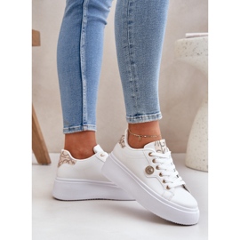 Baskets en cuir Eco sur une plate-forme avec un détail doré en orge doré blanche 3