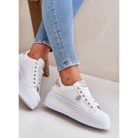 Baskets en cuir Eco sur une plate-forme avec un détail doré en orge doré blanche 9