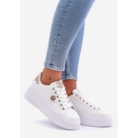 Baskets en cuir Eco sur une plate-forme avec un détail doré en orge doré blanche 1