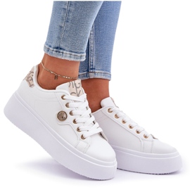 Baskets en cuir Eco sur une plate-forme avec un détail doré en orge doré blanche 10