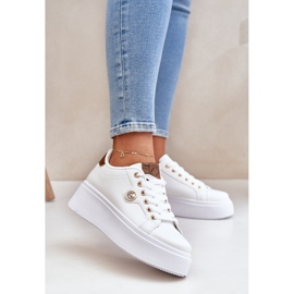 Baskets en cuir Eco sur une plate-forme avec un détail brun doré blanche 2