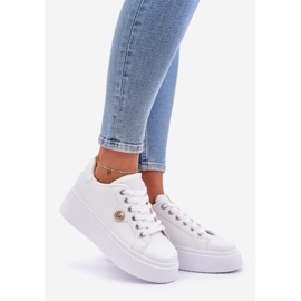 Baskets en cuir eco sur une plate-forme avec un détail doré blanc 1