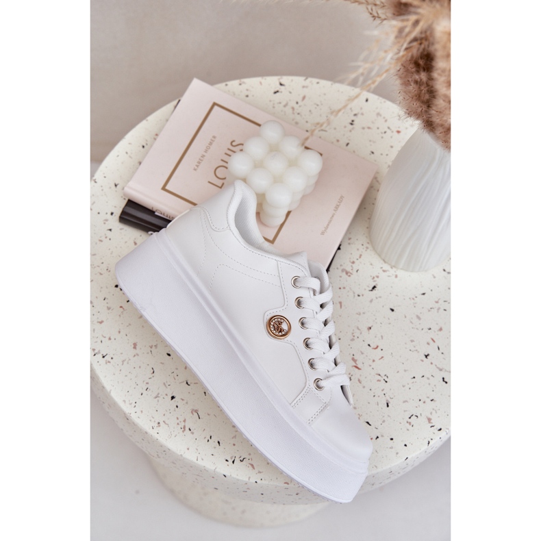 Baskets en cuir eco sur une plate-forme avec un détail doré blanc blanche 2