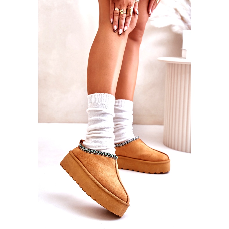 Slippers pour femmes sur la plate-forme avec broderie de chameau beige 2