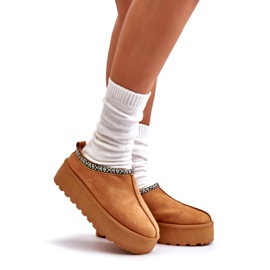 Slippers pour femmes sur la plate-forme avec broderie de chameau beige 1