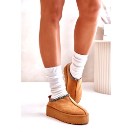 Slippers pour femmes sur la plate-forme avec broderie de chameau beige 3