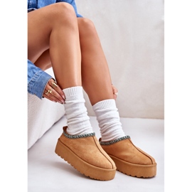 Slippers pour femmes sur la plate-forme avec broderie de chameau beige 5