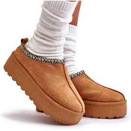 Slippers pour femmes sur la plate-forme avec broderie de chameau beige 6