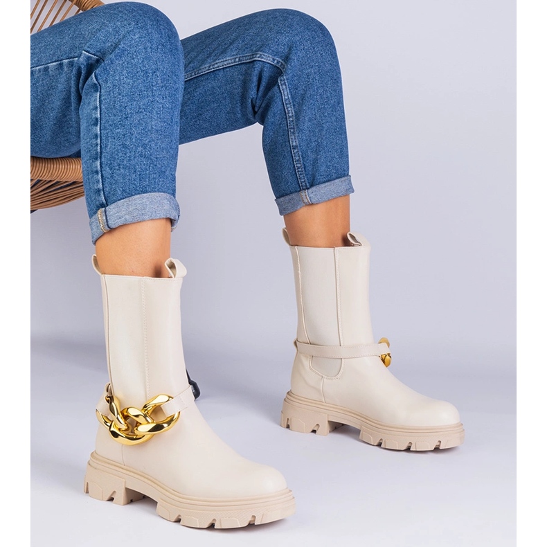 Des bottines beiges décorées d'une chaîne massive 1