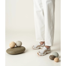 Baskets beige des femmes 1