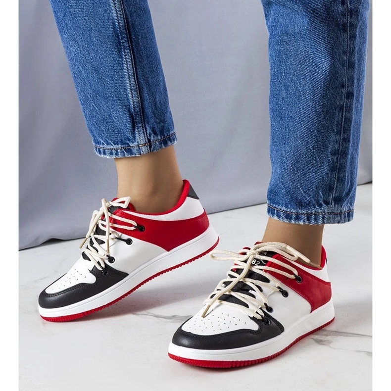 D/GMR Baskets rétro noires et rouges de Shari 1