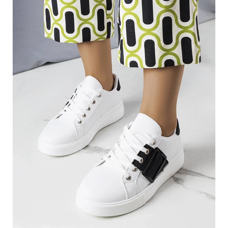 D/GMR Baskets blanches ornées d'une boucle Erin noire 1