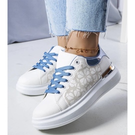 D/GMR Chaussures blanches et bleues ornées de perforations d'Erin 1 D/GMR Chaussures blanches et bleues ornées de perforations d'Erin 1