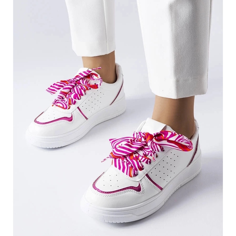 D/GMR Baskets blanches nouées avec un ruban Pryor 1