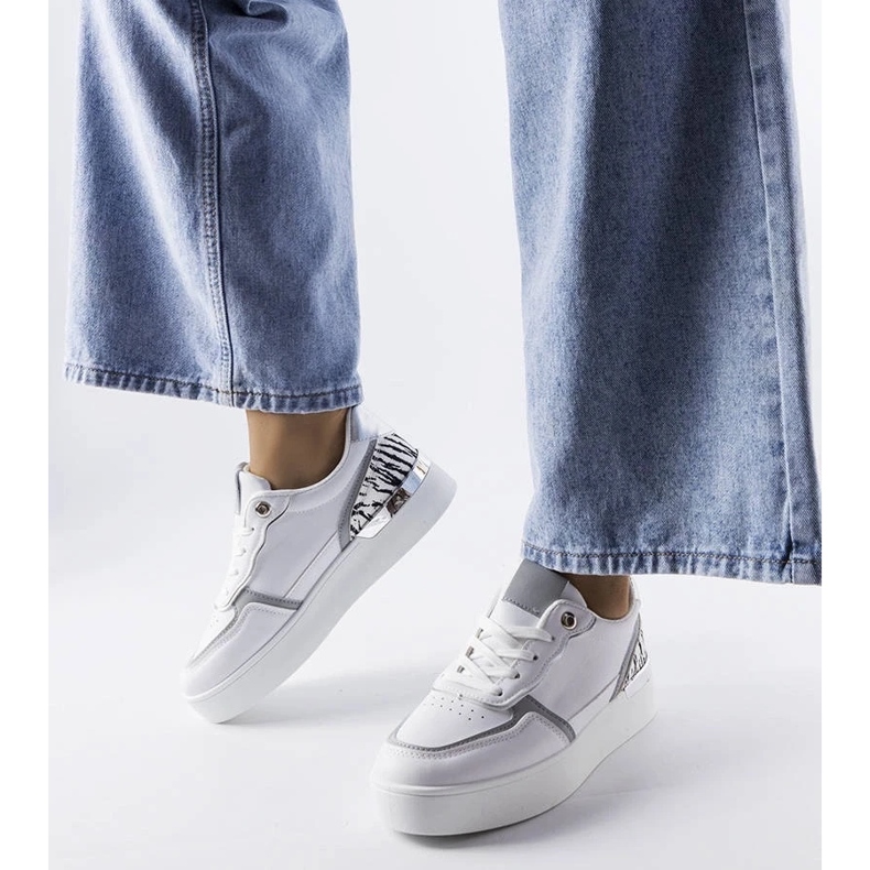 D/GMR Baskets blanches sur la plateforme Tooele 1