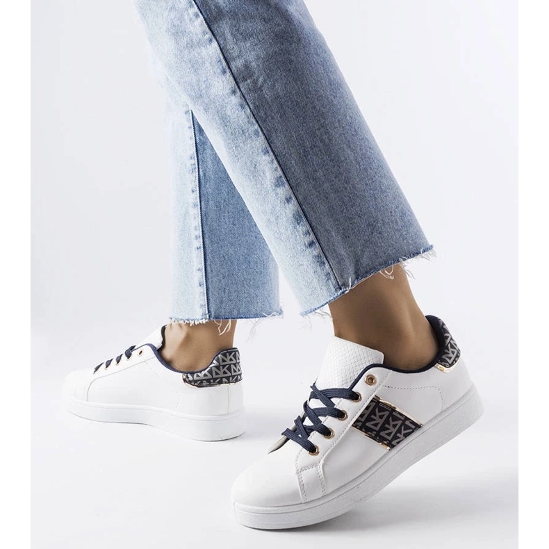 D/GMR Baskets blanches à tige décorée de chez Sauriol 1