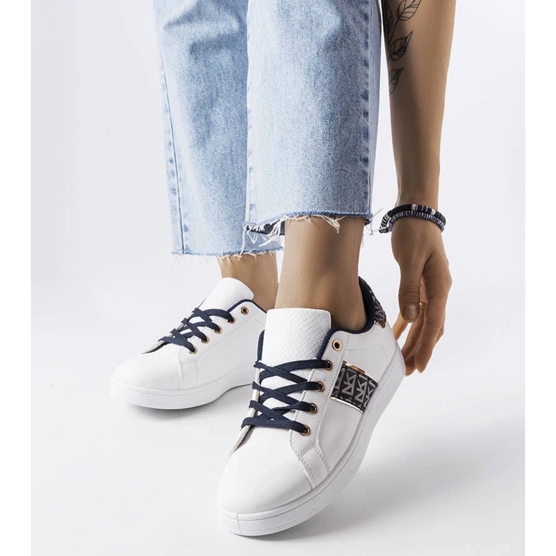 D/GMR Baskets blanches à tige décorée de chez Sauriol 2