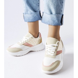 D/GMR Baskets beiges et blanches avec accent duffy doré 1