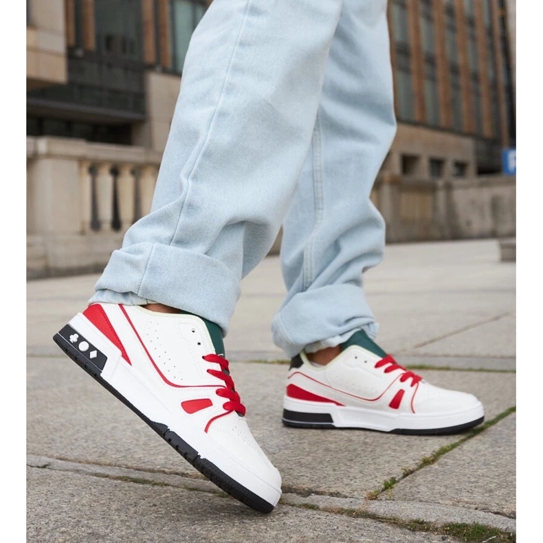 D/GMR Les chaussures blanches et rouges d'Archie avec une langue verte 1