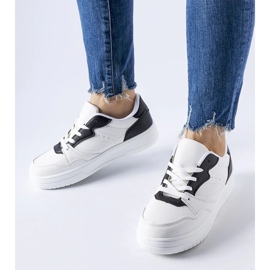 D/GMR Baskets blanches avec détails Fournie noirs 1
