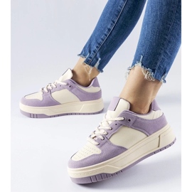 D/GMR Baskets violettes sur la plateforme Crim 1