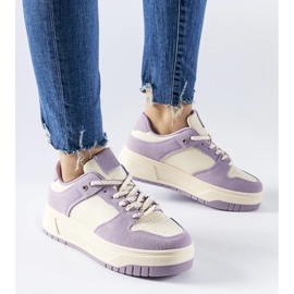 D/GMR Baskets violettes sur la plateforme Crim 2