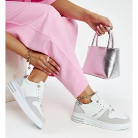 D/GMR Baskets blanches et grises sur la plateforme Negisti 2