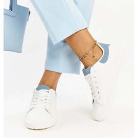 D/GMR Baskets blanches et bleues sur la plate-forme Ariam 3