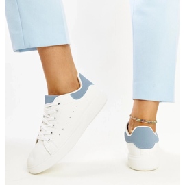 D/GMR Baskets blanches et bleues sur la plate-forme Ariam 4