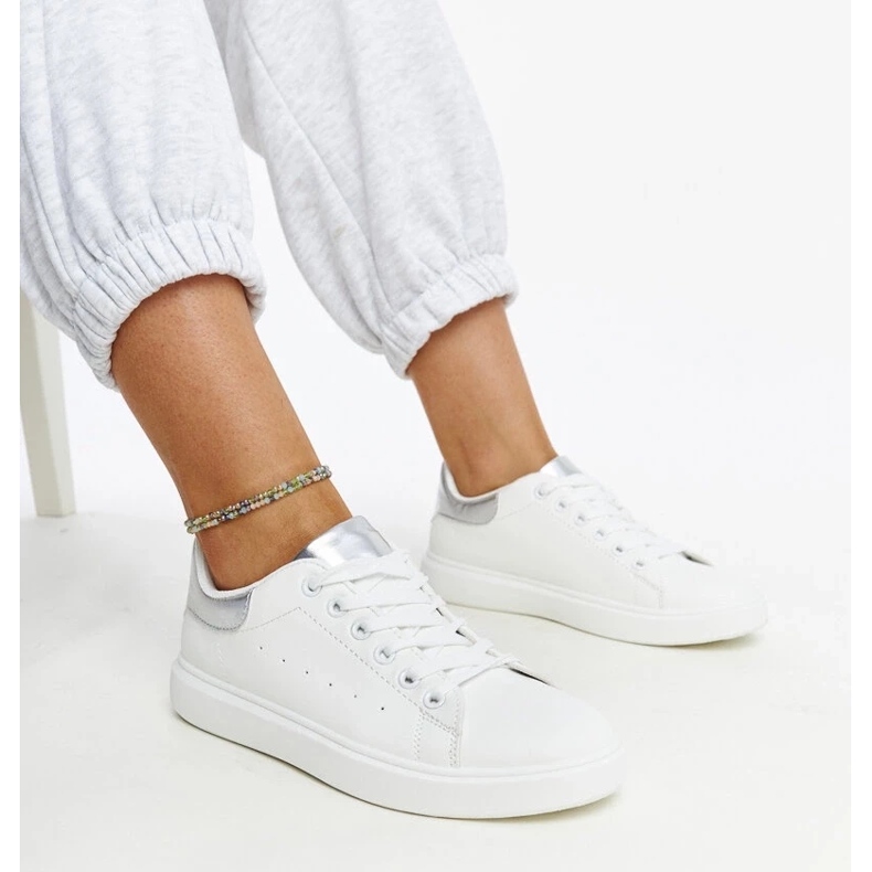 D/GMR Baskets blanches et argentées sur la plate-forme Ariam 1