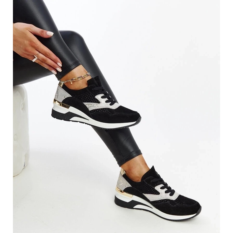 Baskets en cuir noir sur le coin de Manfrin le noir 2