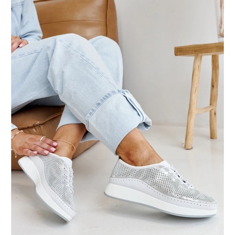 Baskets en cuir argenté sur la plateforme Amana 2