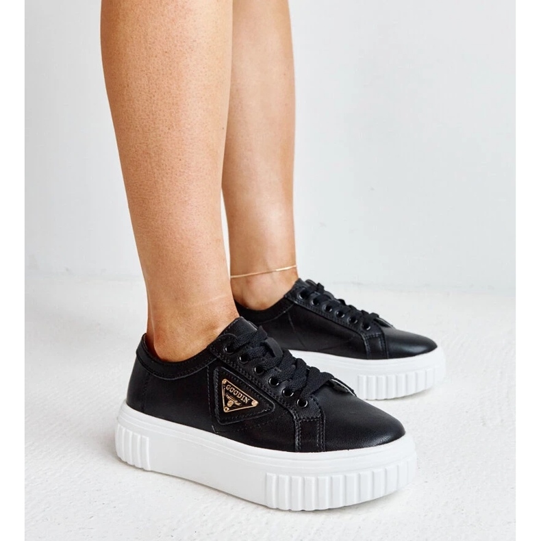 Baskets en cuir noir sur la semelle épaisse Attia le noir 1