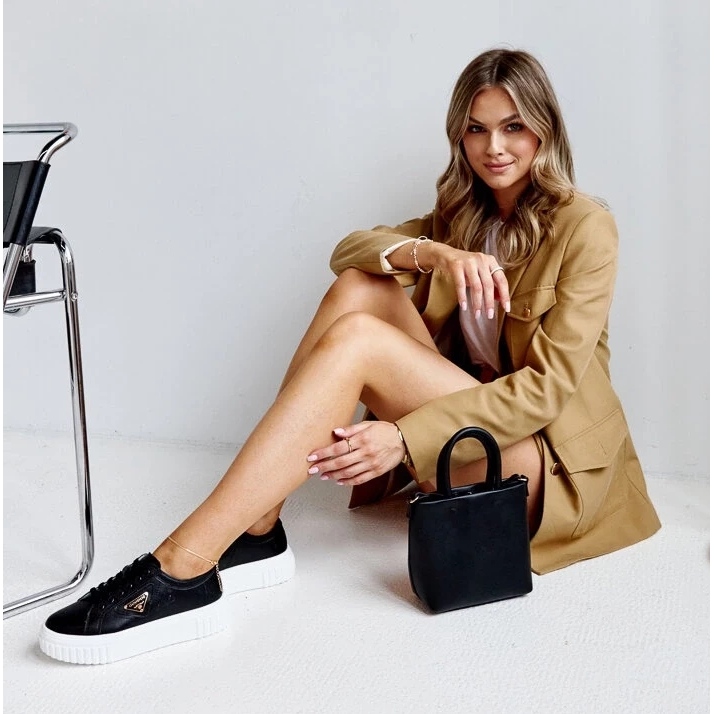 Baskets en cuir noir sur la semelle épaisse Attia 2