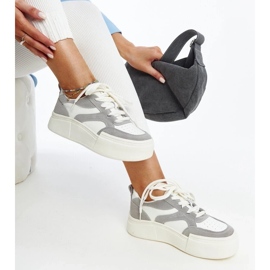 Baskets en cuir blanc gris sur une épaisse semelle de kawthar blanche 1