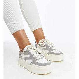Baskets en cuir blanc gris sur une épaisse semelle de kawthar blanche 2