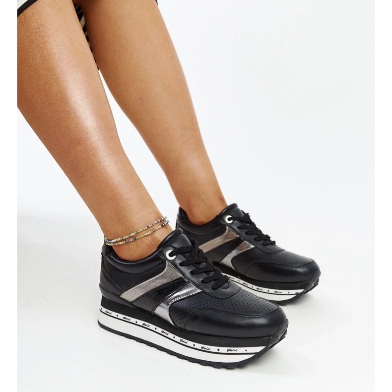 Baskets noires sur la semelle haute de Mehari 1