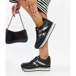 Baskets noires sur la semelle haute de Mehari 2