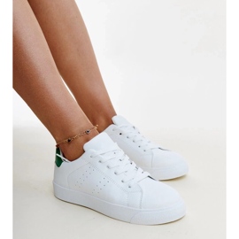 Baskets Akila blanches et vertes 1