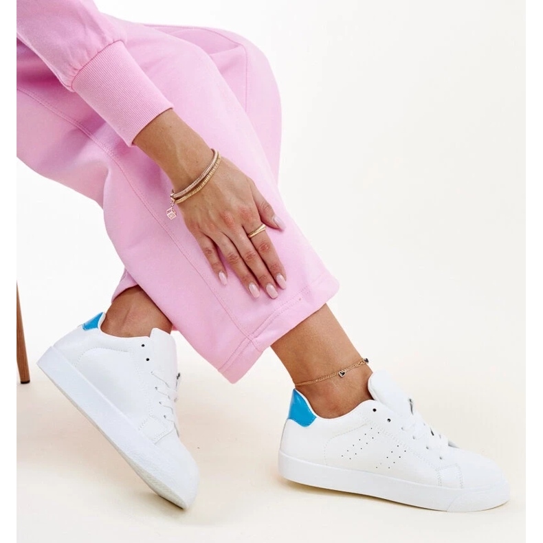 Baskets Akila blanches et bleues 1