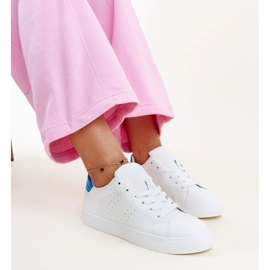 Baskets Akila blanches et bleues 2