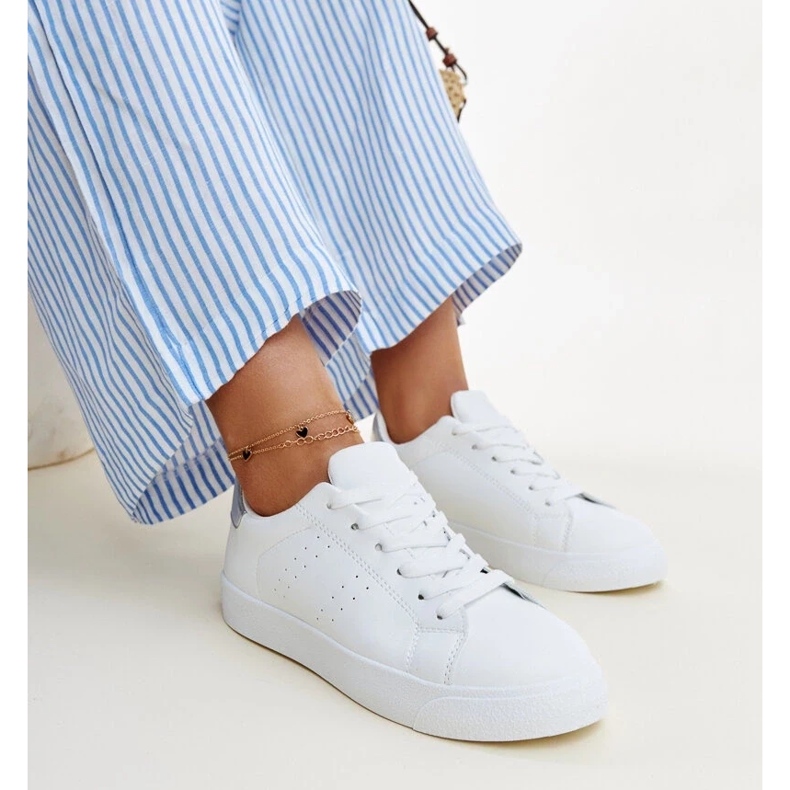 Baskets Akila blanches et argentées 1