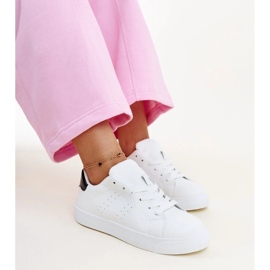 Baskets Akila blanches et noires 2 Baskets Akila blanches et noires 2