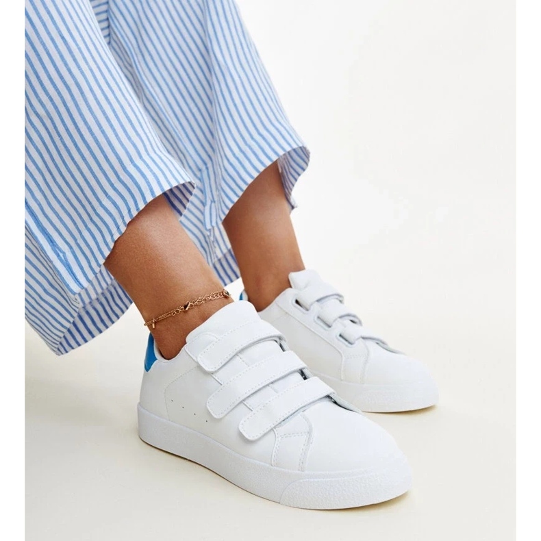Baskets Velcro blanches et bleues par Samala 1