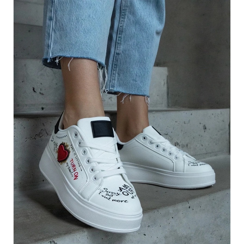 D/CEO Baskets blanches ornées d'un patch et d'inscriptions sur la plateforme Etara 2