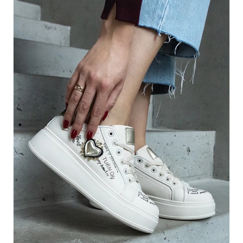 D/CEO Baskets beiges ornées d'un patch et d'inscriptions sur la plateforme Etara 1