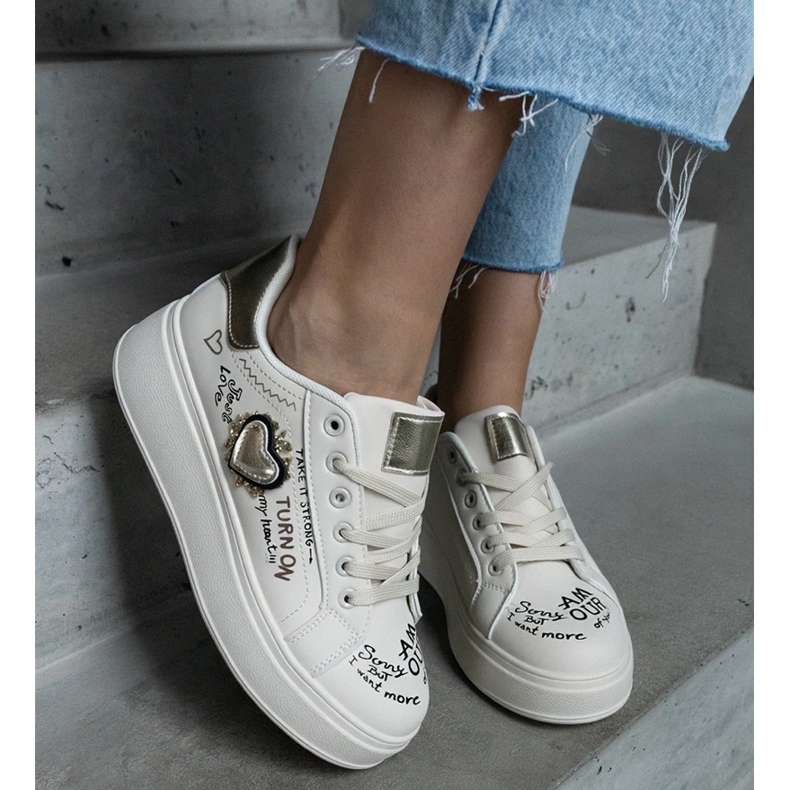 D/CEO Baskets beiges ornées d'un patch et d'inscriptions sur la plateforme Etara 2