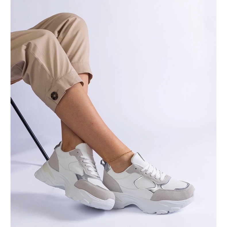 D/CEO Baskets blanches sur une énorme soldat de Torreza 1