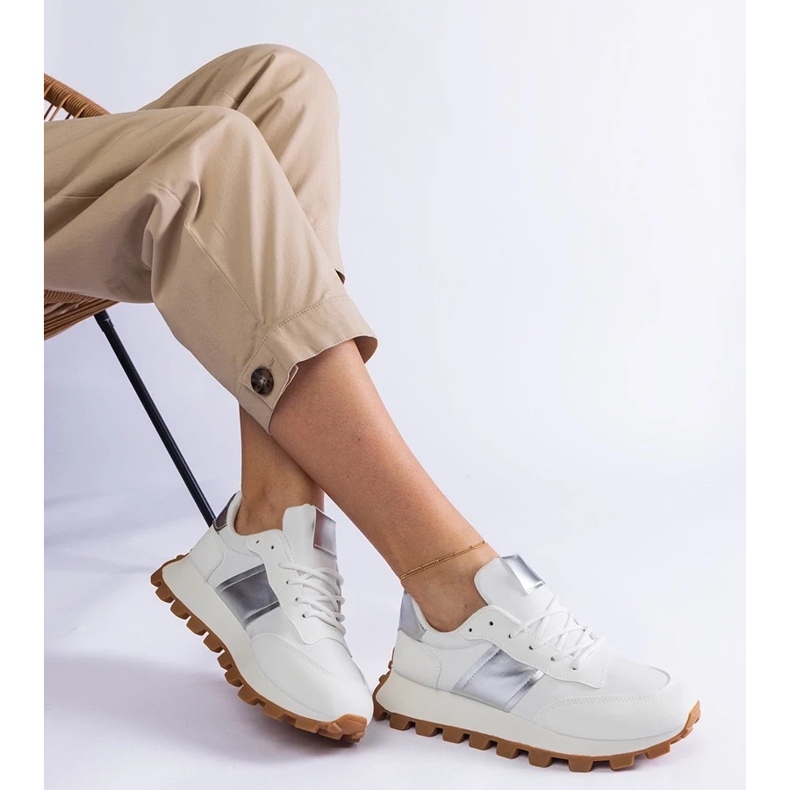 D/CEO Baskets blanches avec un protecteur de restia visible 1