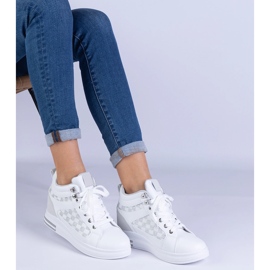 Baskets blanches pour femmes sur un coin caché 3